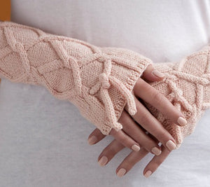 A pair of cabled gloves that are so beautiful.