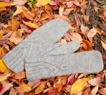 Load image into Gallery viewer, A pair of Geneva Mittens
